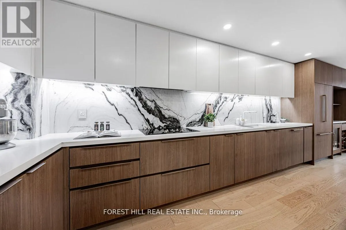 201 - 900 YONGE STREET