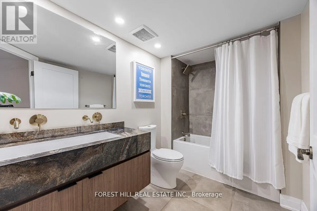 201 - 900 YONGE STREET