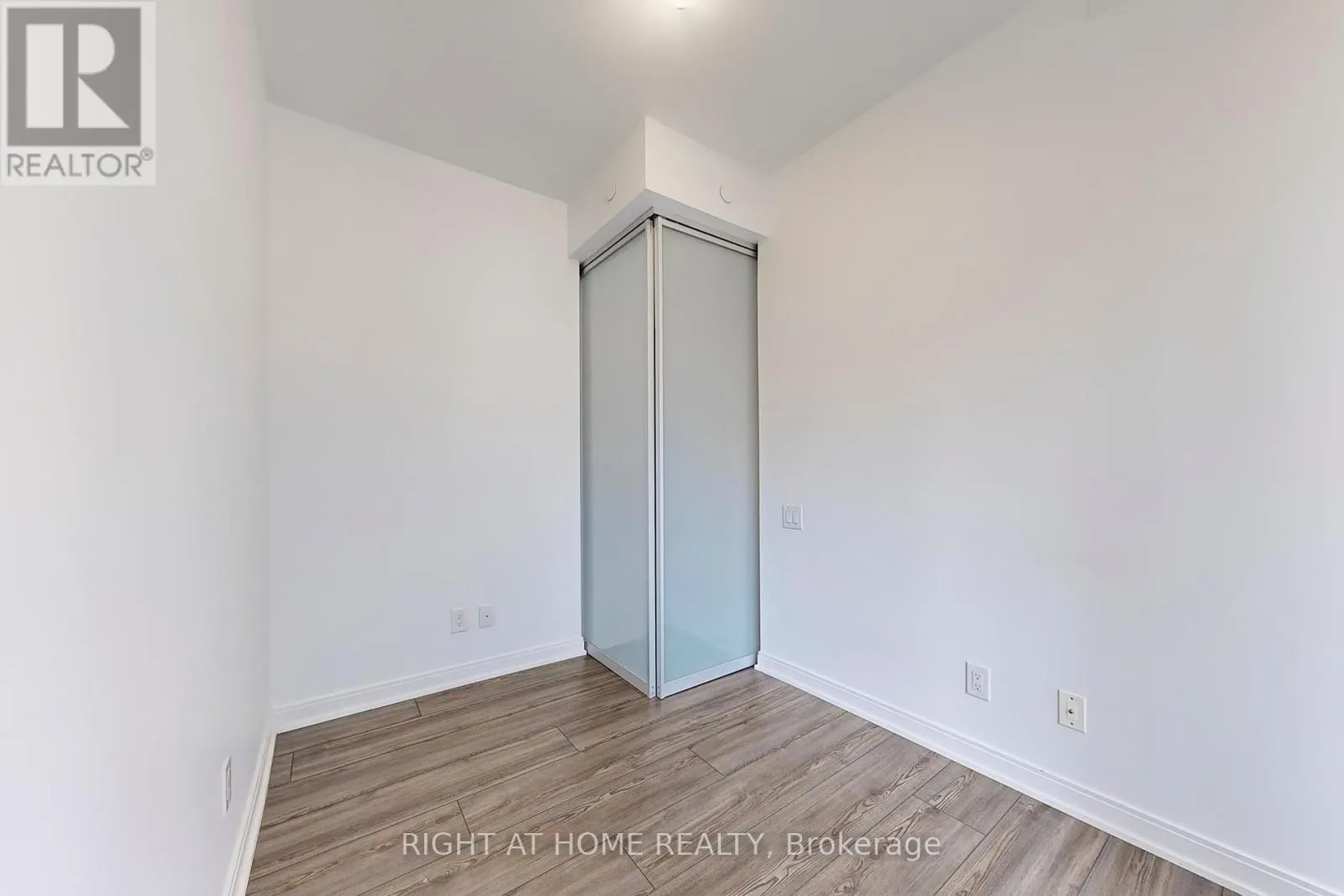 401 - 50 CHARLES STREET E