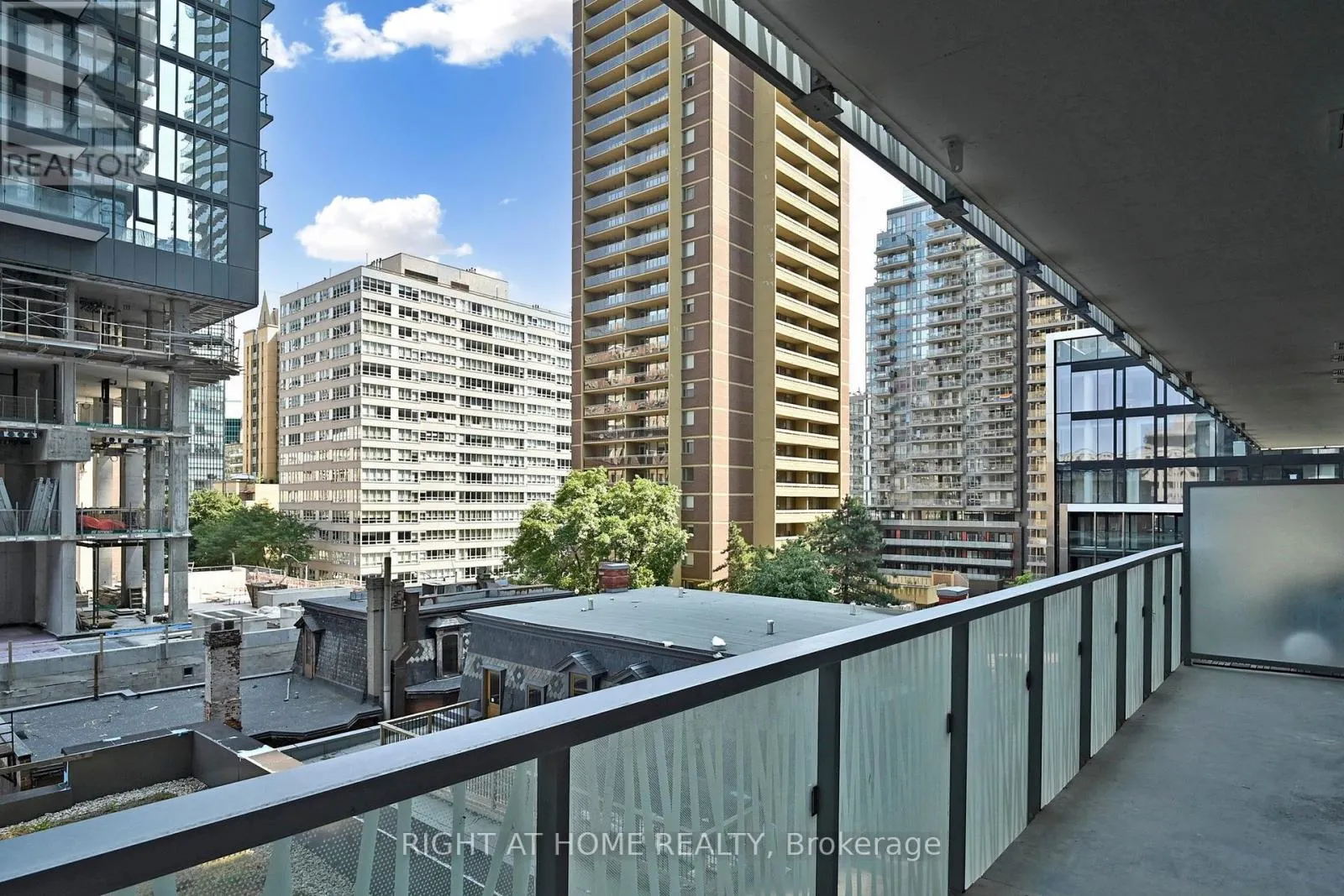 401 - 50 CHARLES STREET E
