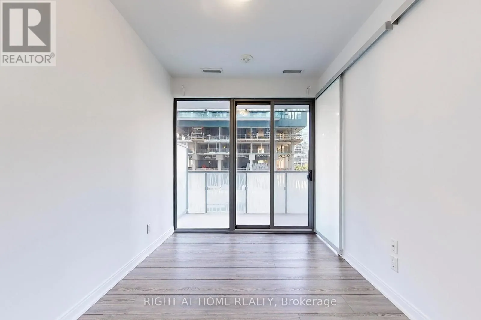 401 - 50 CHARLES STREET E