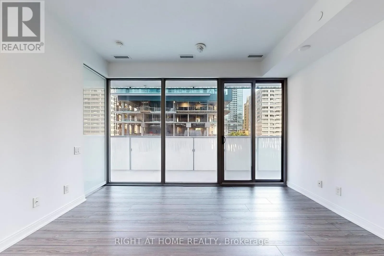 401 - 50 CHARLES STREET E