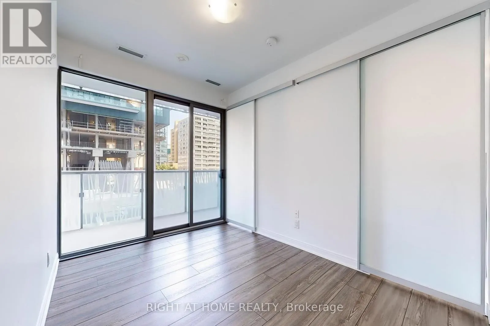 401 - 50 CHARLES STREET E
