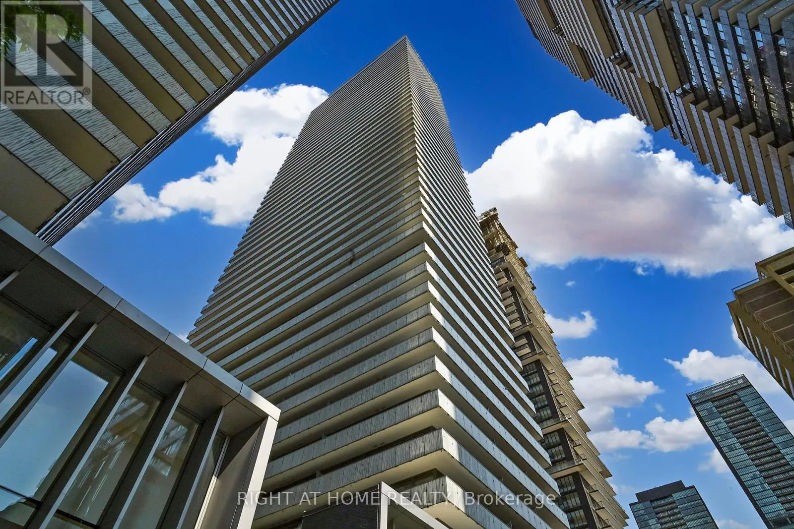 401 - 50 CHARLES STREET E