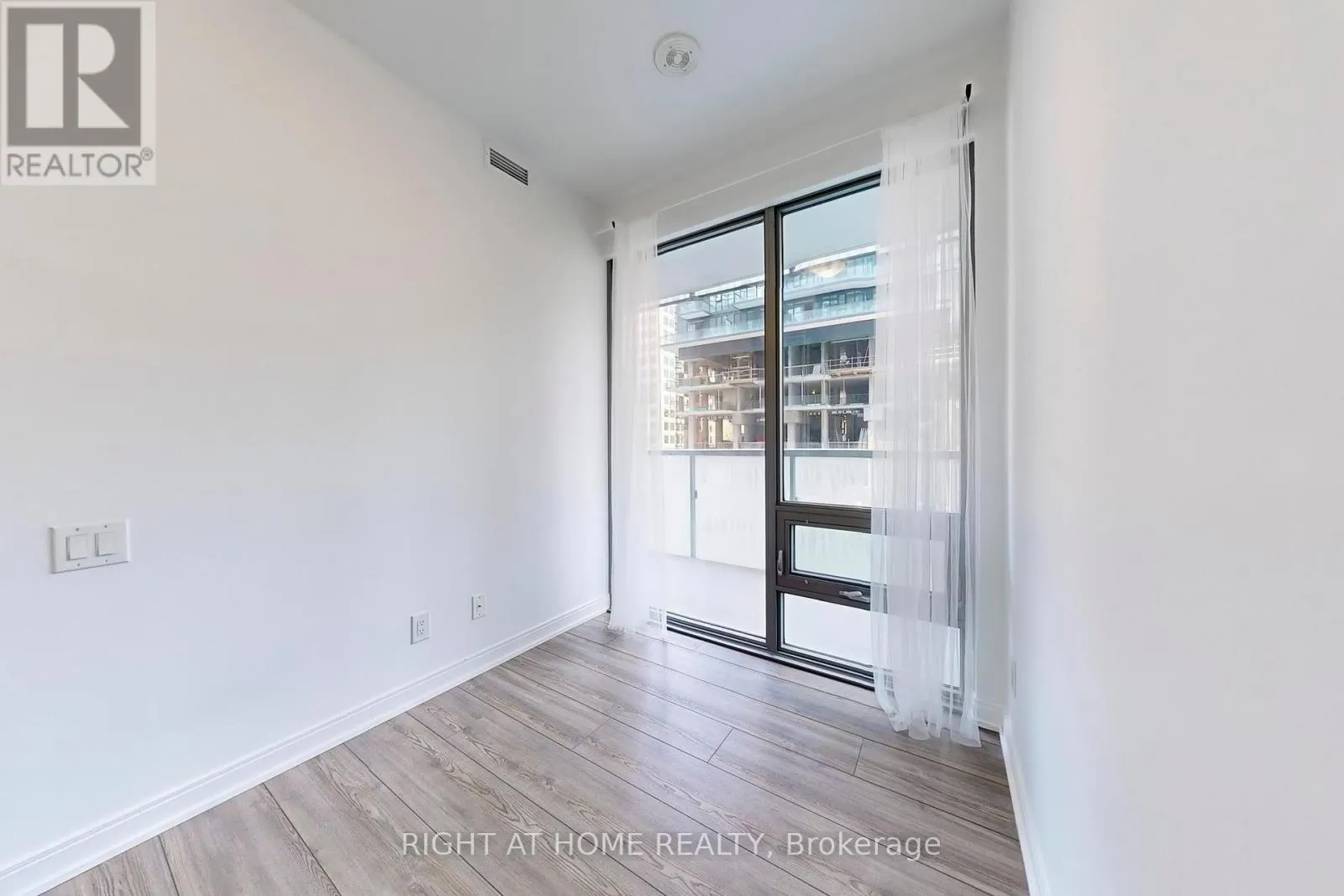401 - 50 CHARLES STREET E