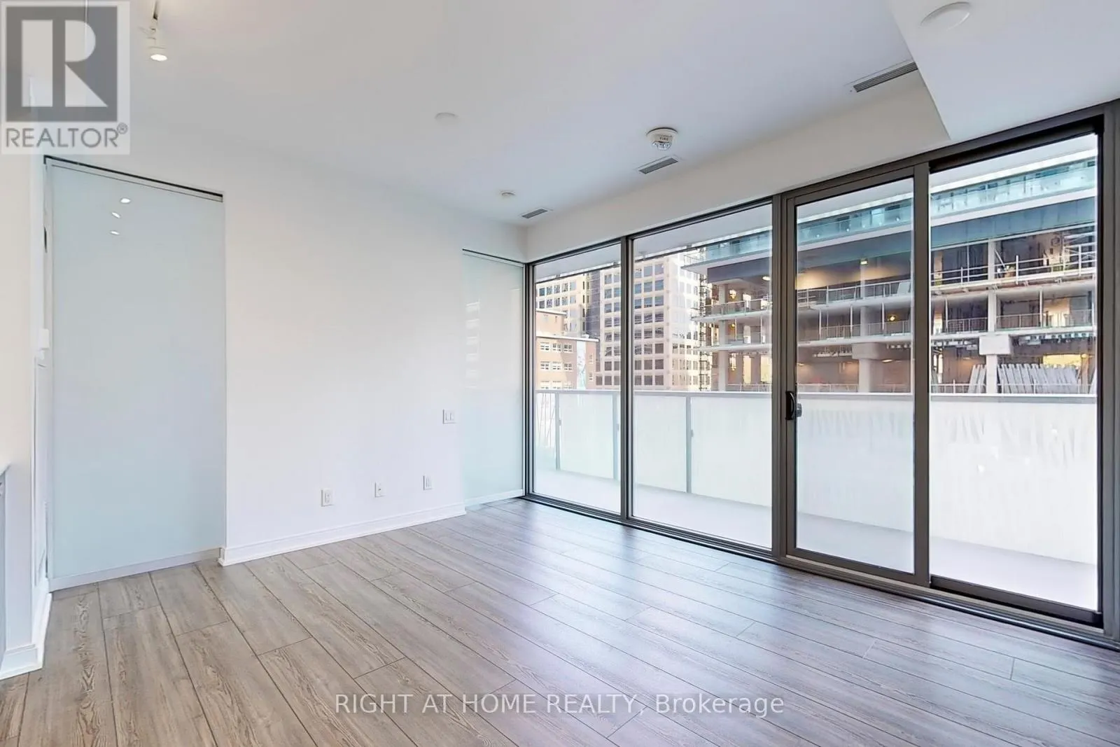 401 - 50 CHARLES STREET E