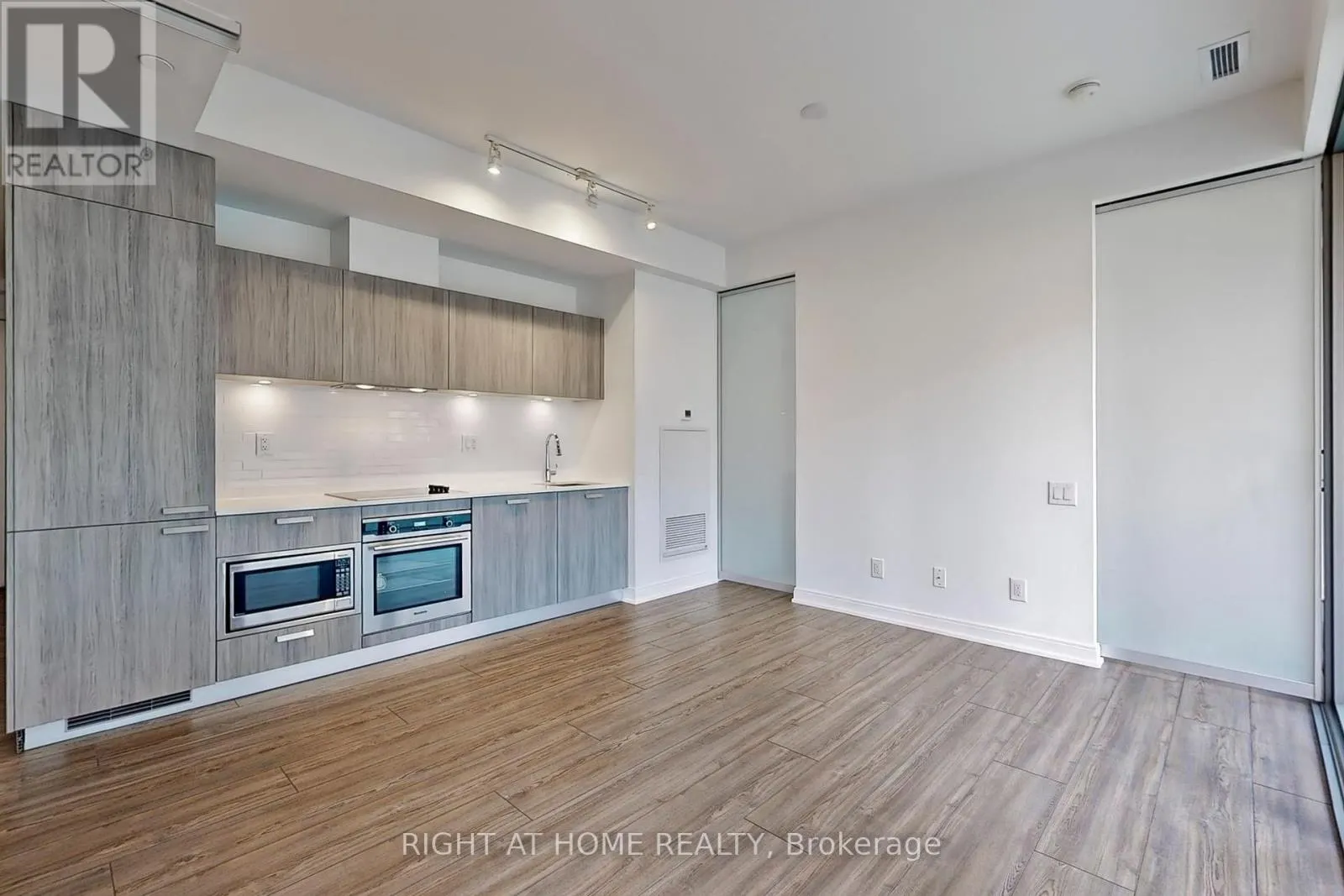 401 - 50 CHARLES STREET E