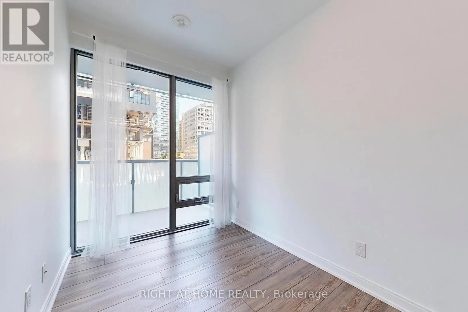 401 - 50 CHARLES STREET E