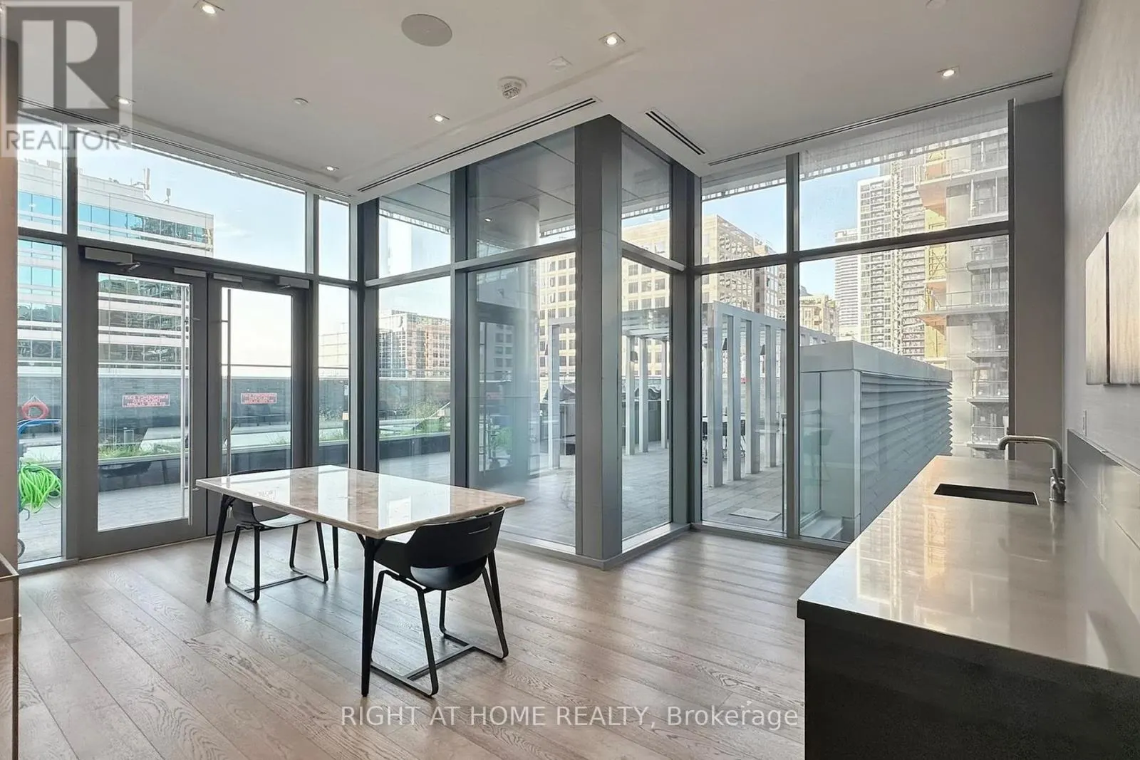 401 - 50 CHARLES STREET E