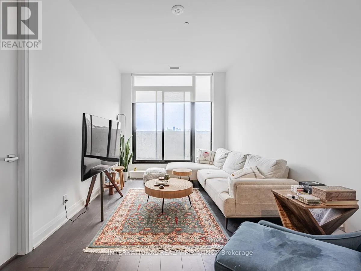 210 - 33 FREDERICK TODD WAY W