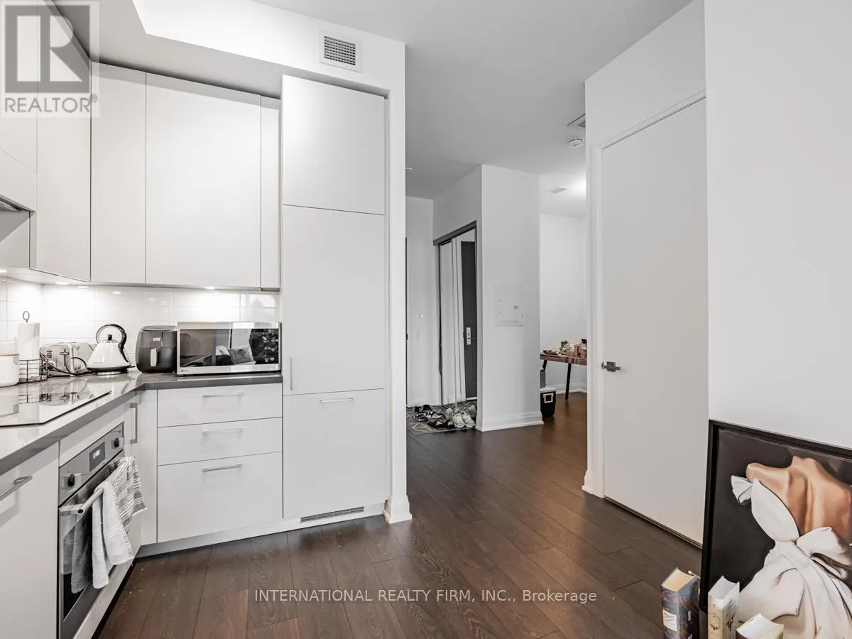 210 - 33 FREDERICK TODD WAY W