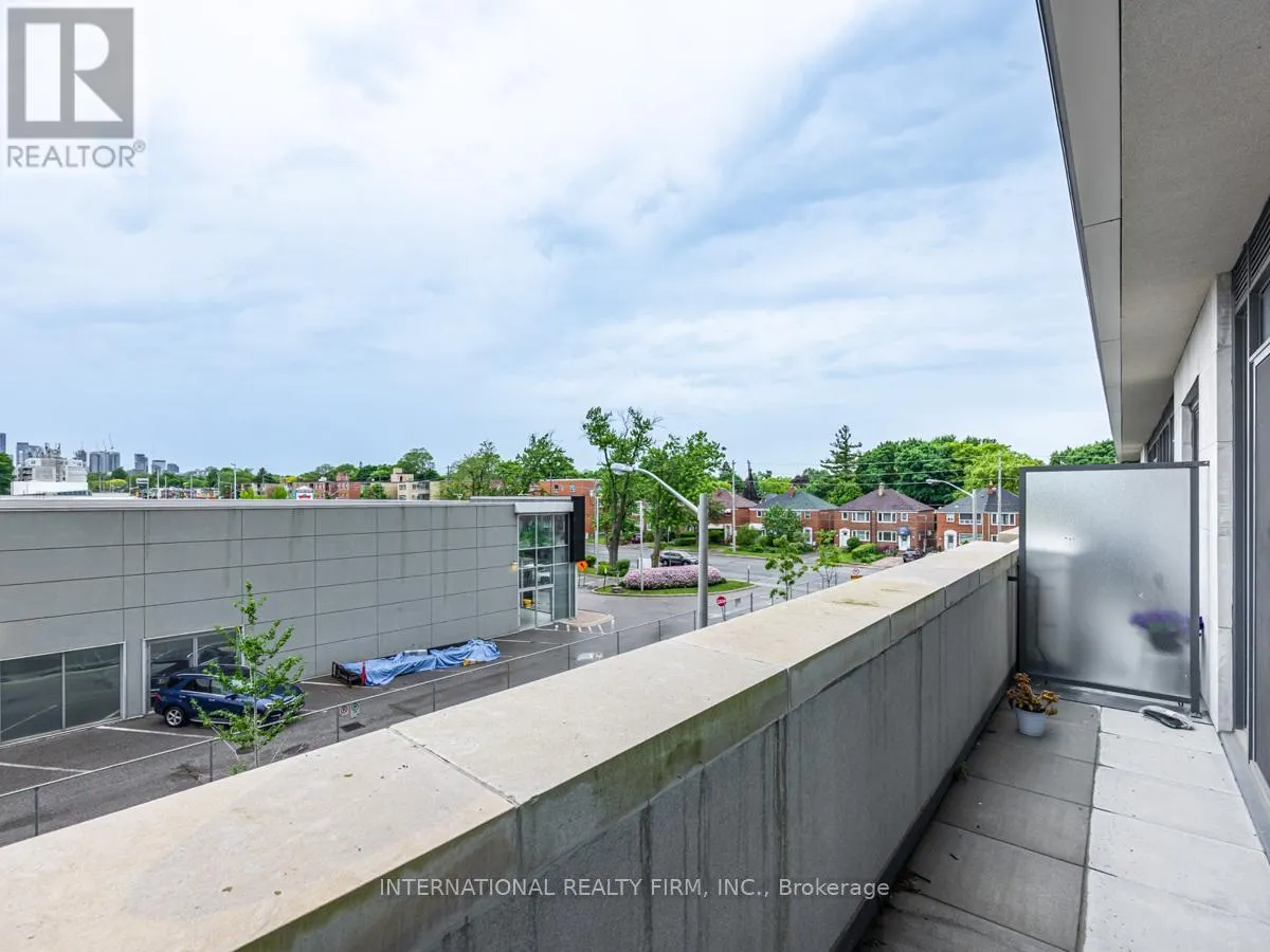 210 - 33 FREDERICK TODD WAY W