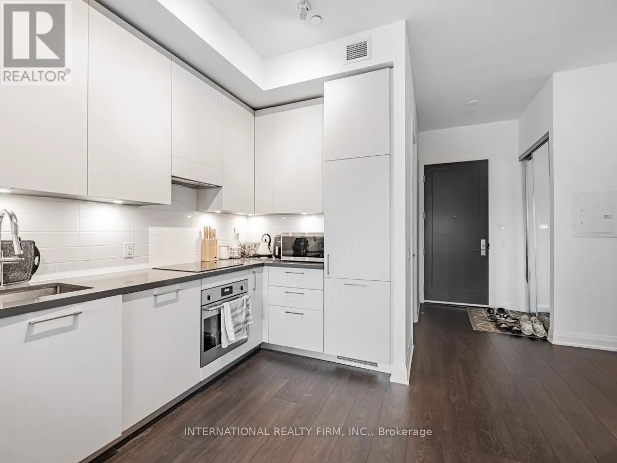 210 - 33 FREDERICK TODD WAY W