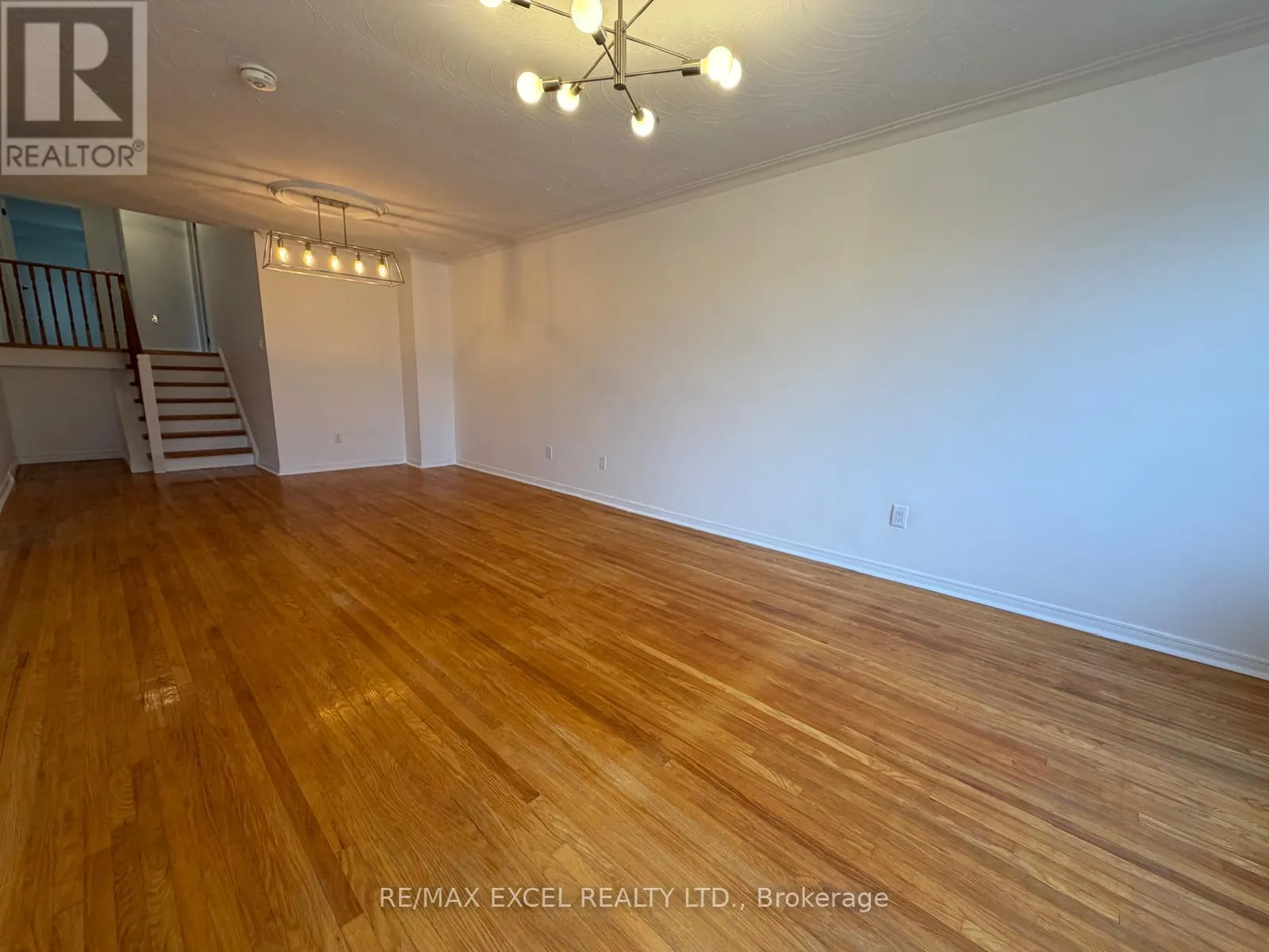 UPPER (UNIT A) - 53 HICKORYNUT DRIVE