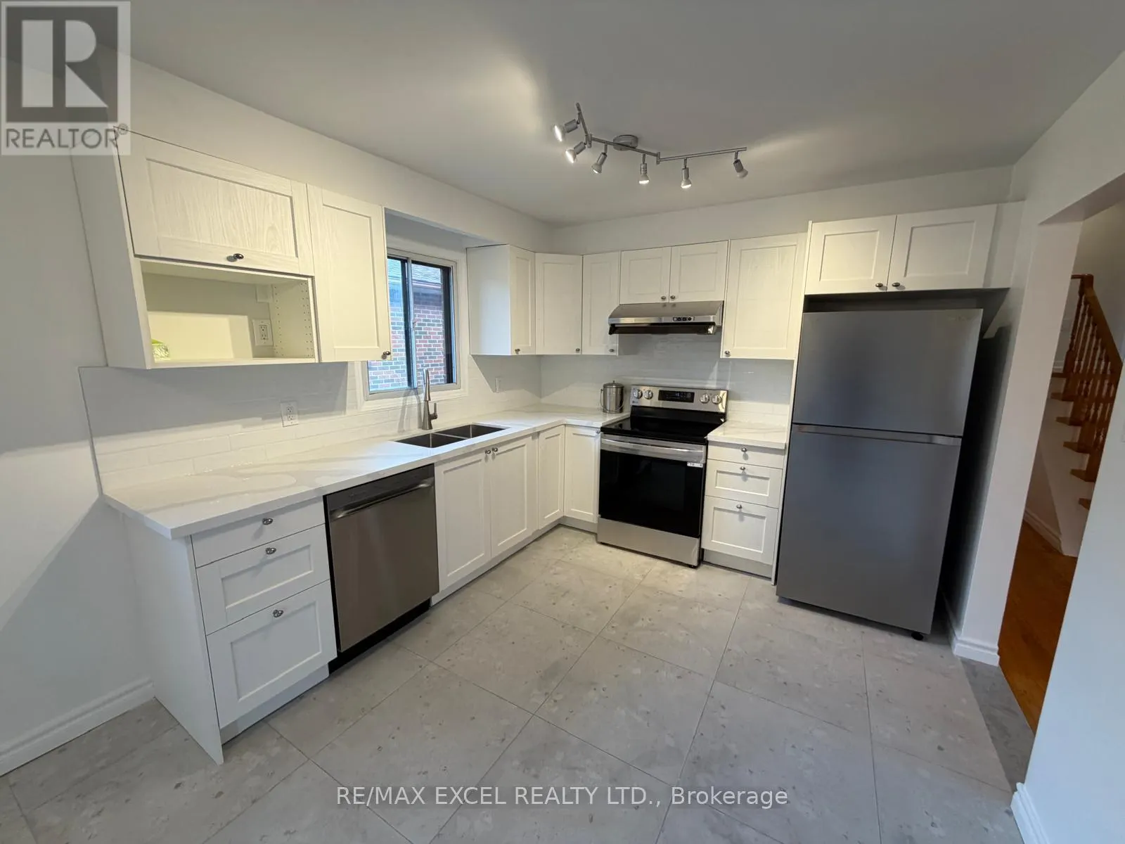 UPPER (UNIT A) - 53 HICKORYNUT DRIVE