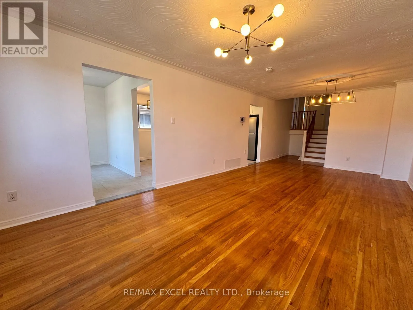 UPPER (UNIT A) - 53 HICKORYNUT DRIVE