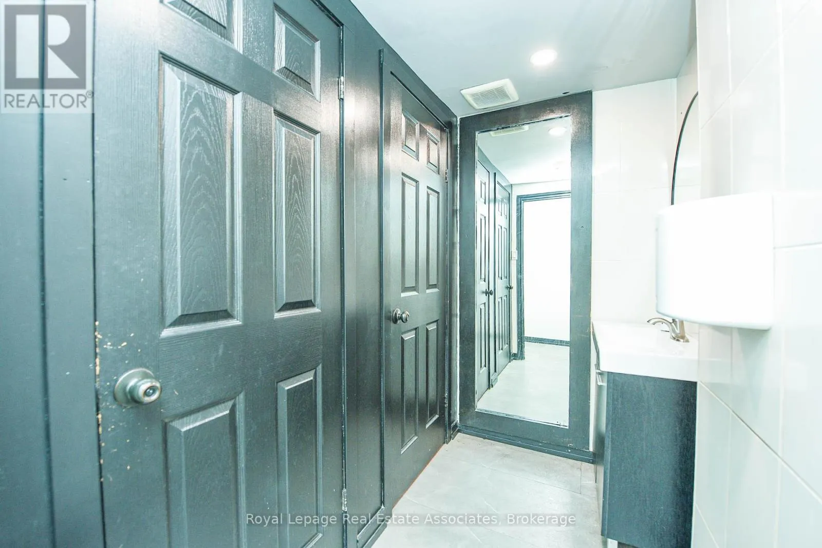 566 QUEEN STREET W