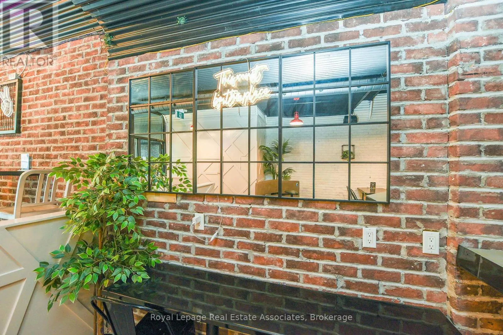 566 QUEEN STREET W