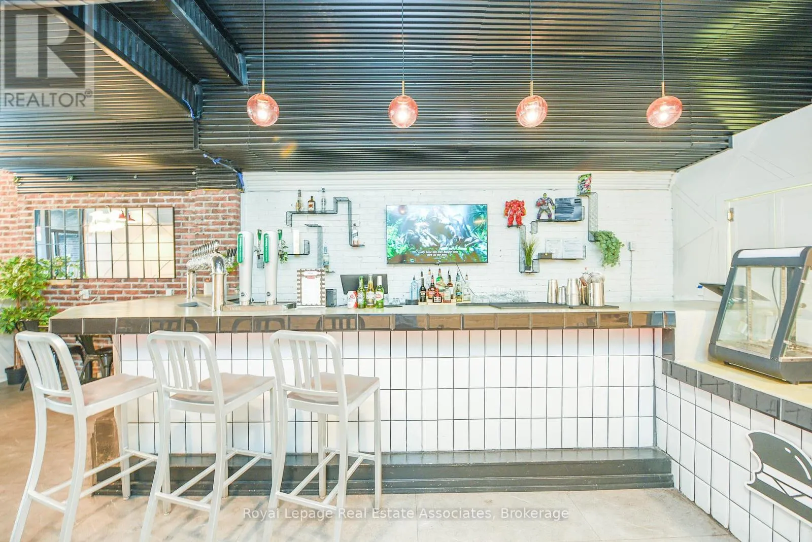 566 QUEEN STREET W