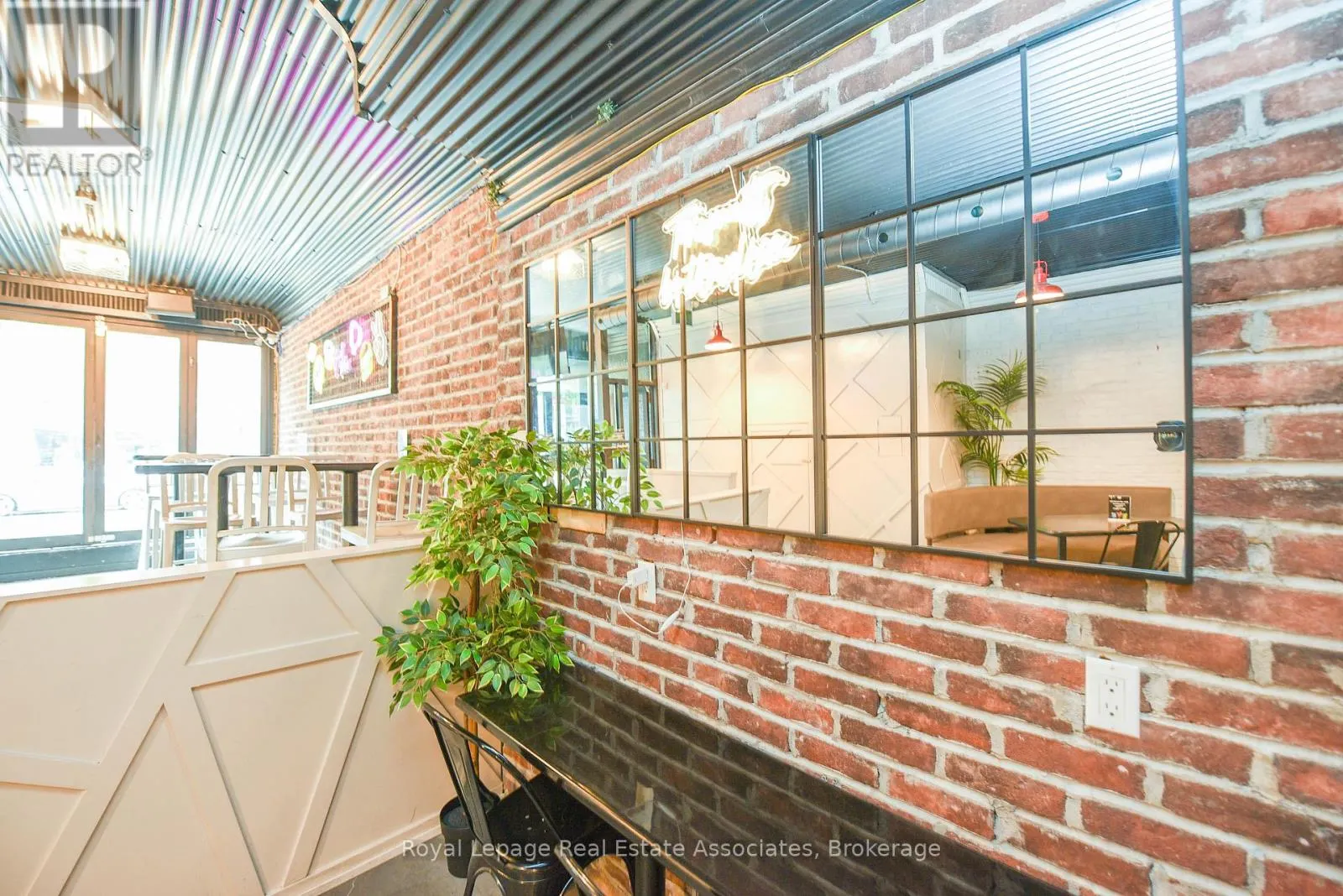 566 QUEEN STREET W