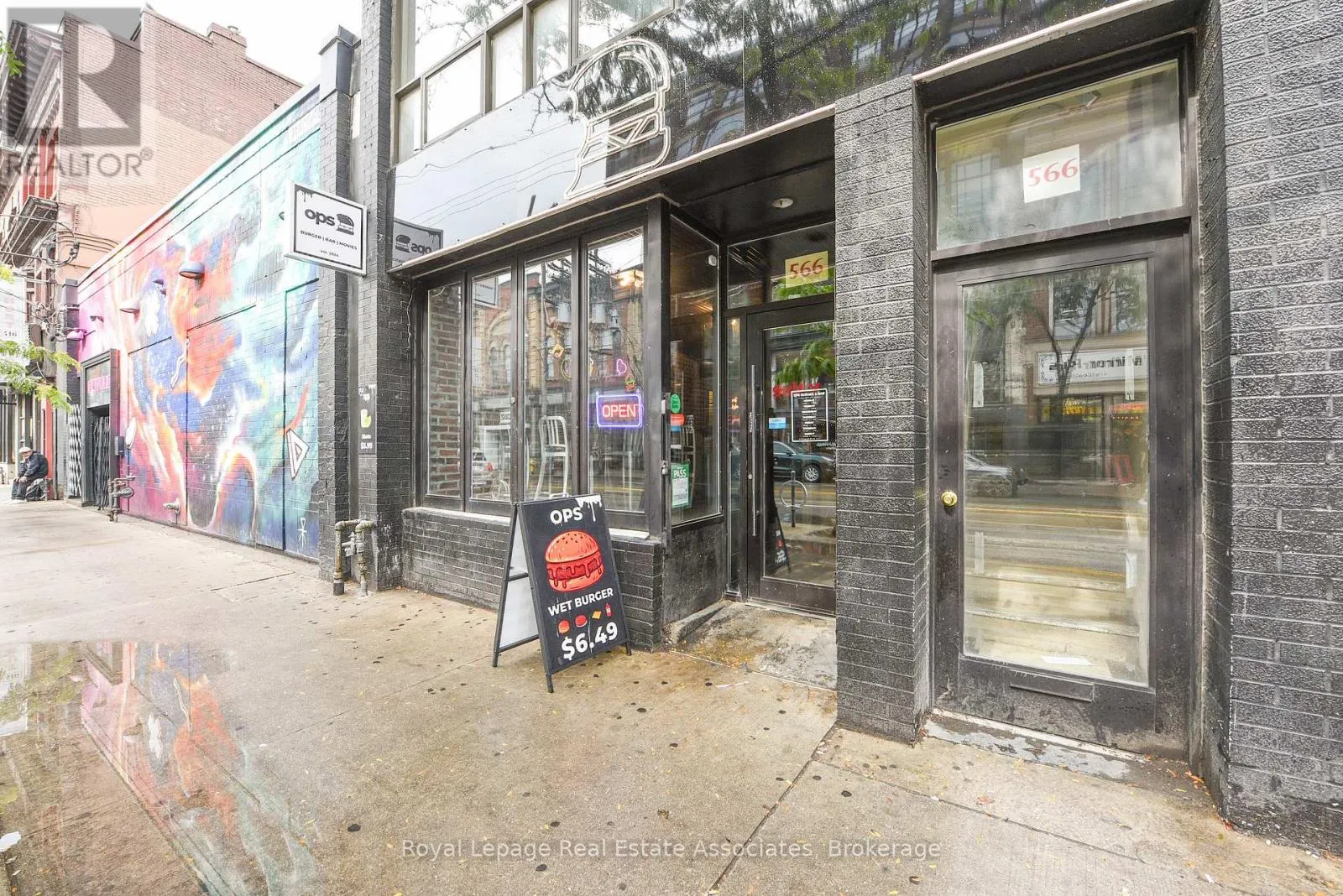566 QUEEN STREET W
