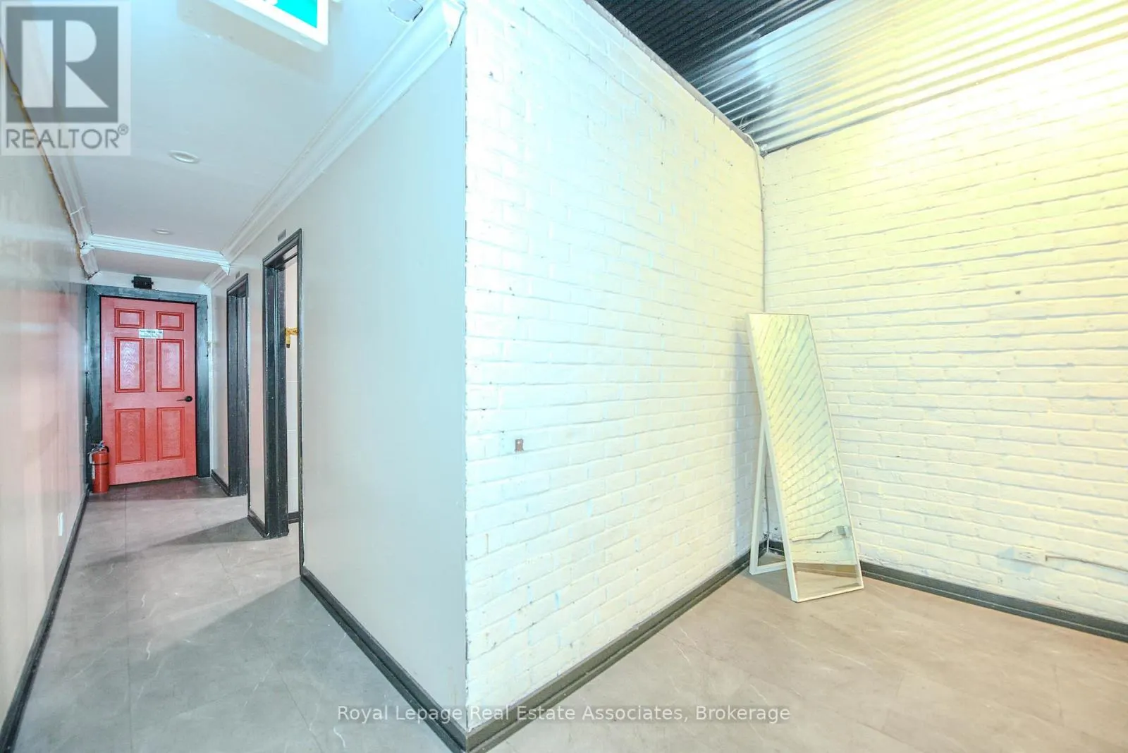 566 QUEEN STREET W