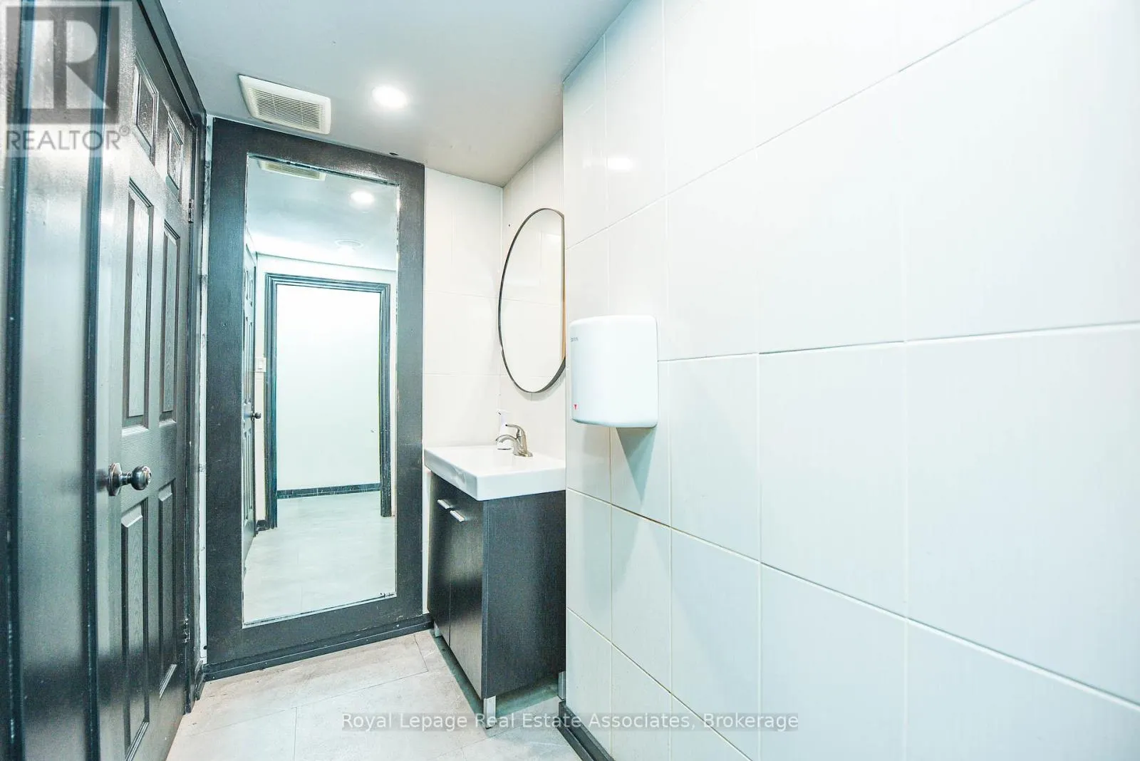 566 QUEEN STREET W
