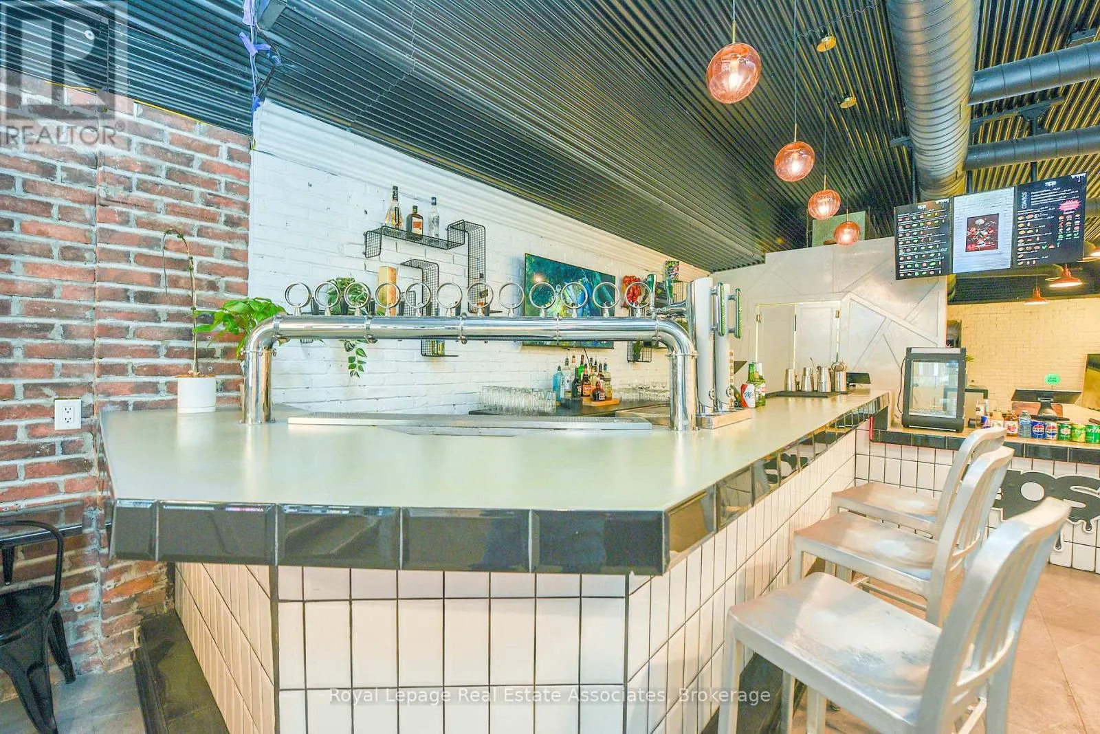 566 QUEEN STREET W