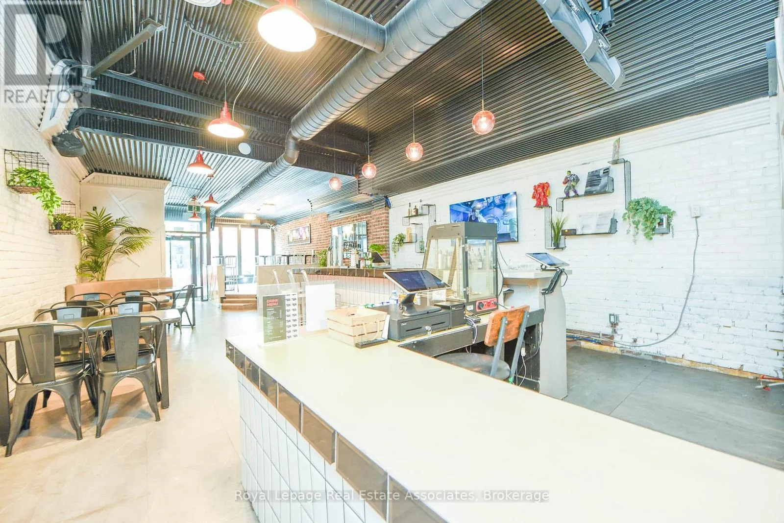 566 QUEEN STREET W