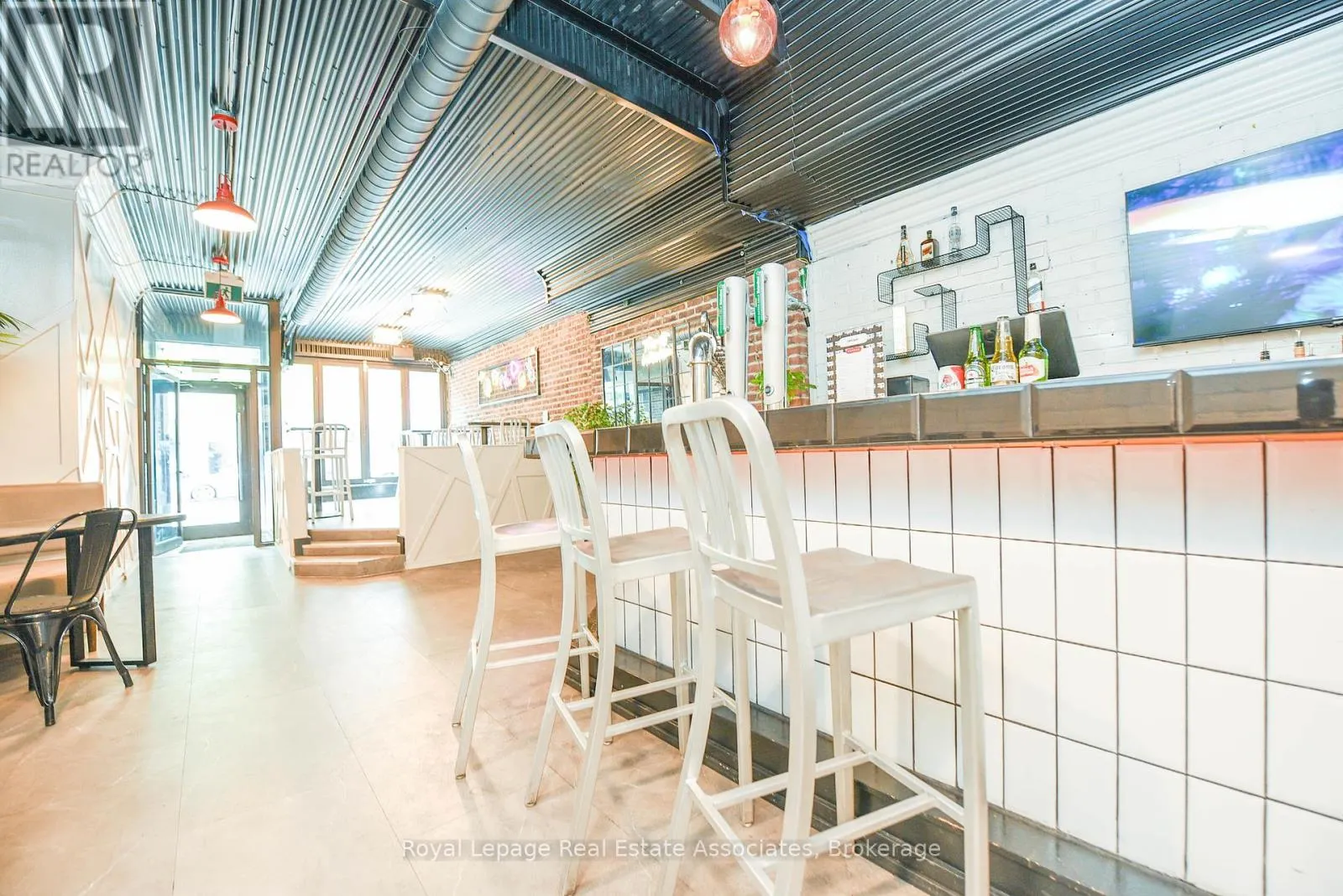 566 QUEEN STREET W