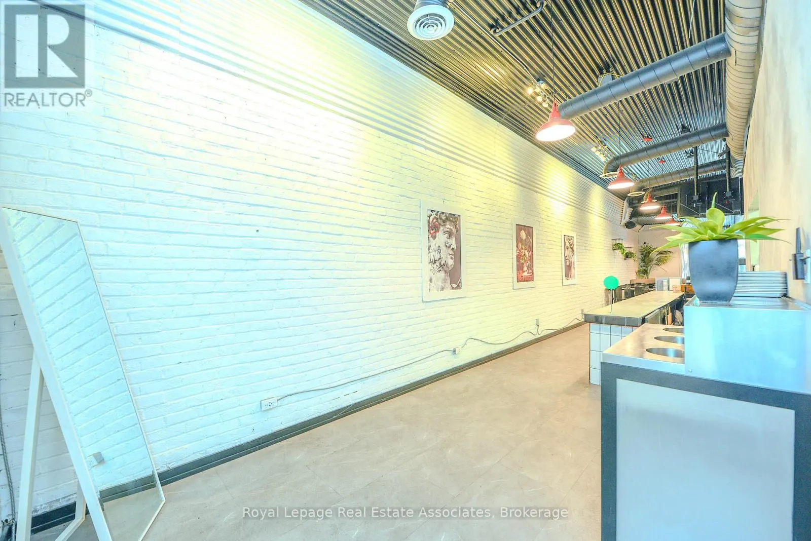 566 QUEEN STREET W