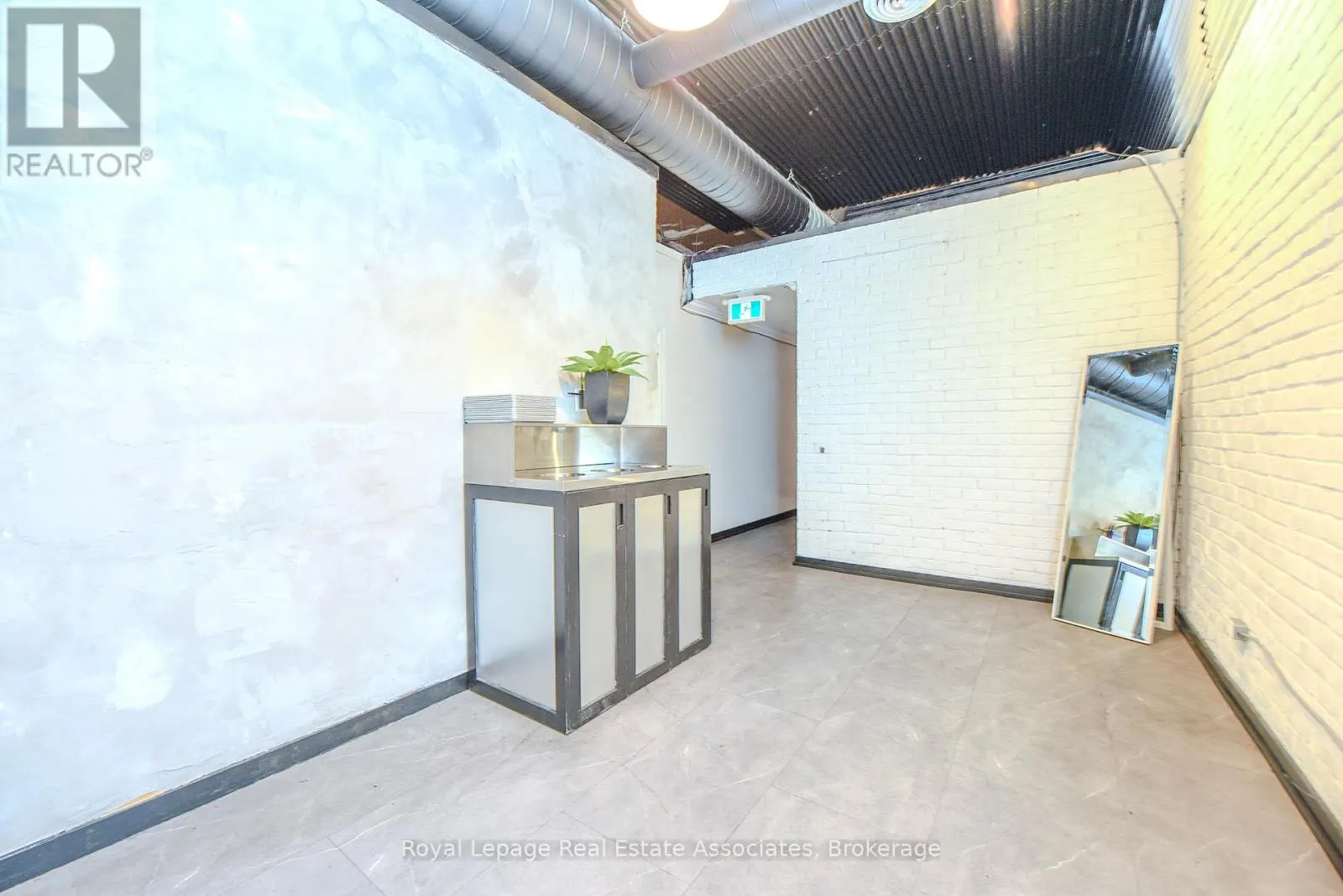 566 QUEEN STREET W