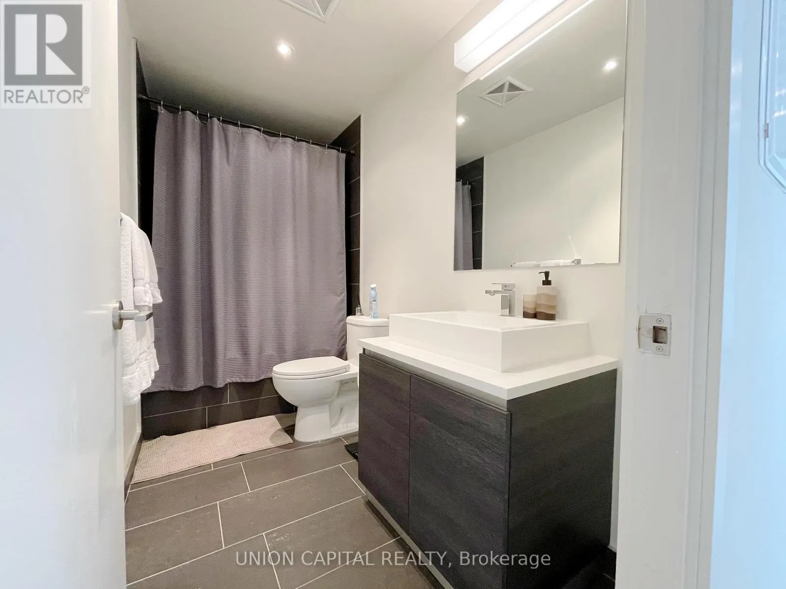 1414 - 111 BATHURST STREET