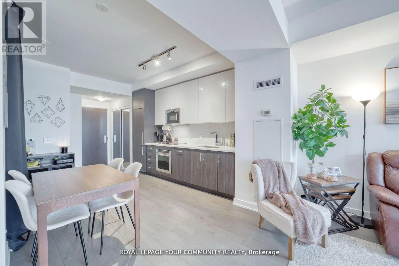 1711 - 330 RICHMOND STREET W