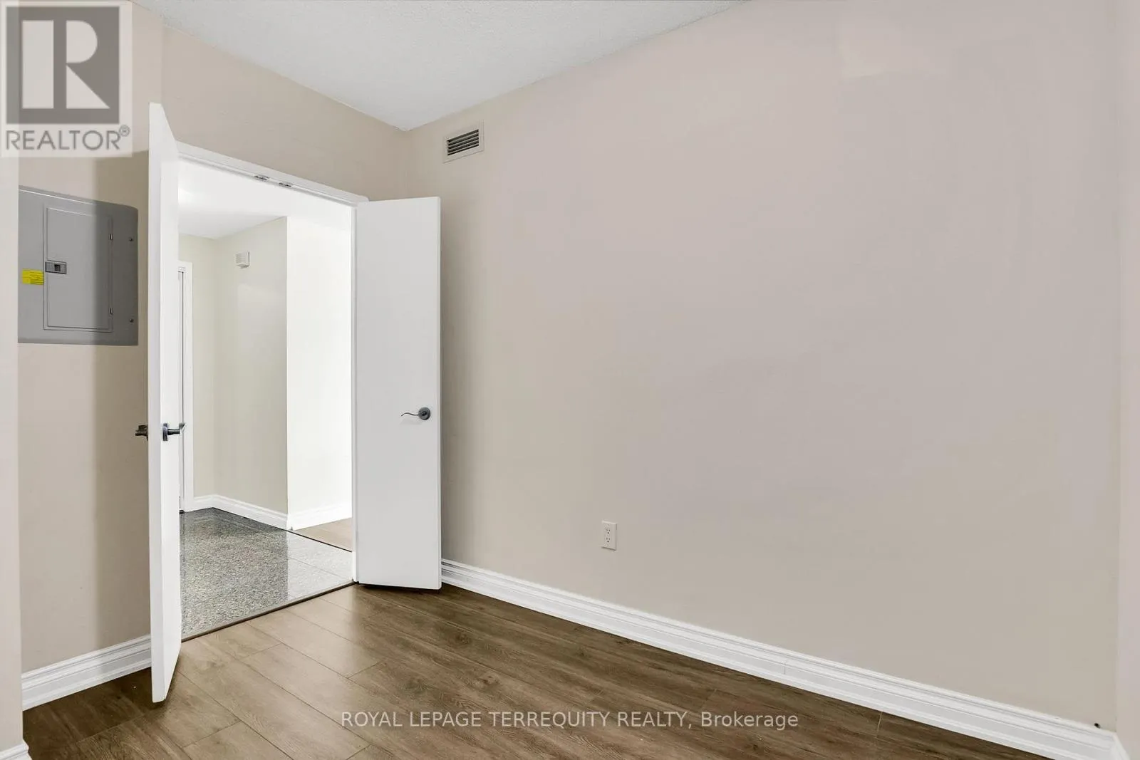 709 - 35 MARINER TERRACE
