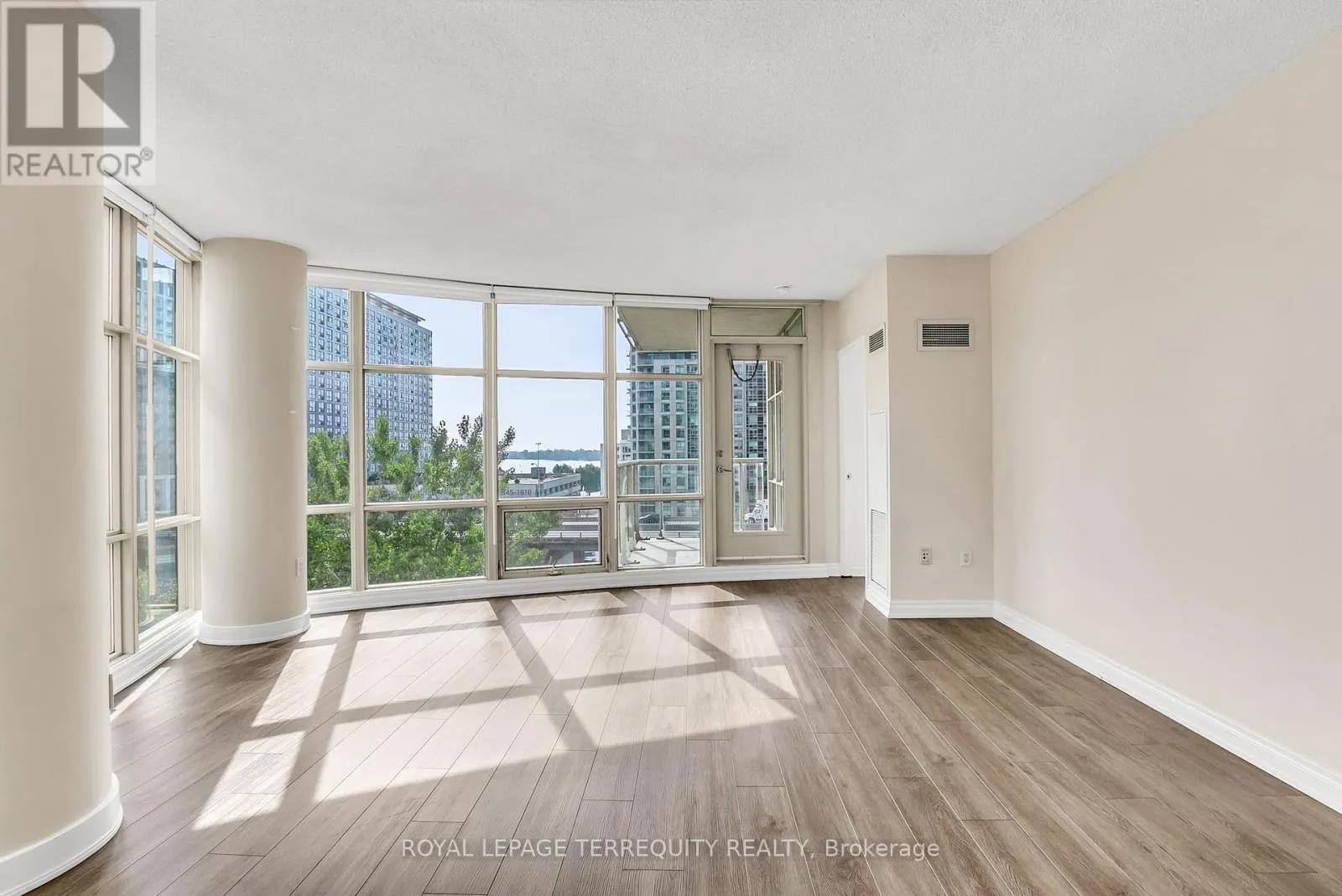 709 - 35 MARINER TERRACE
