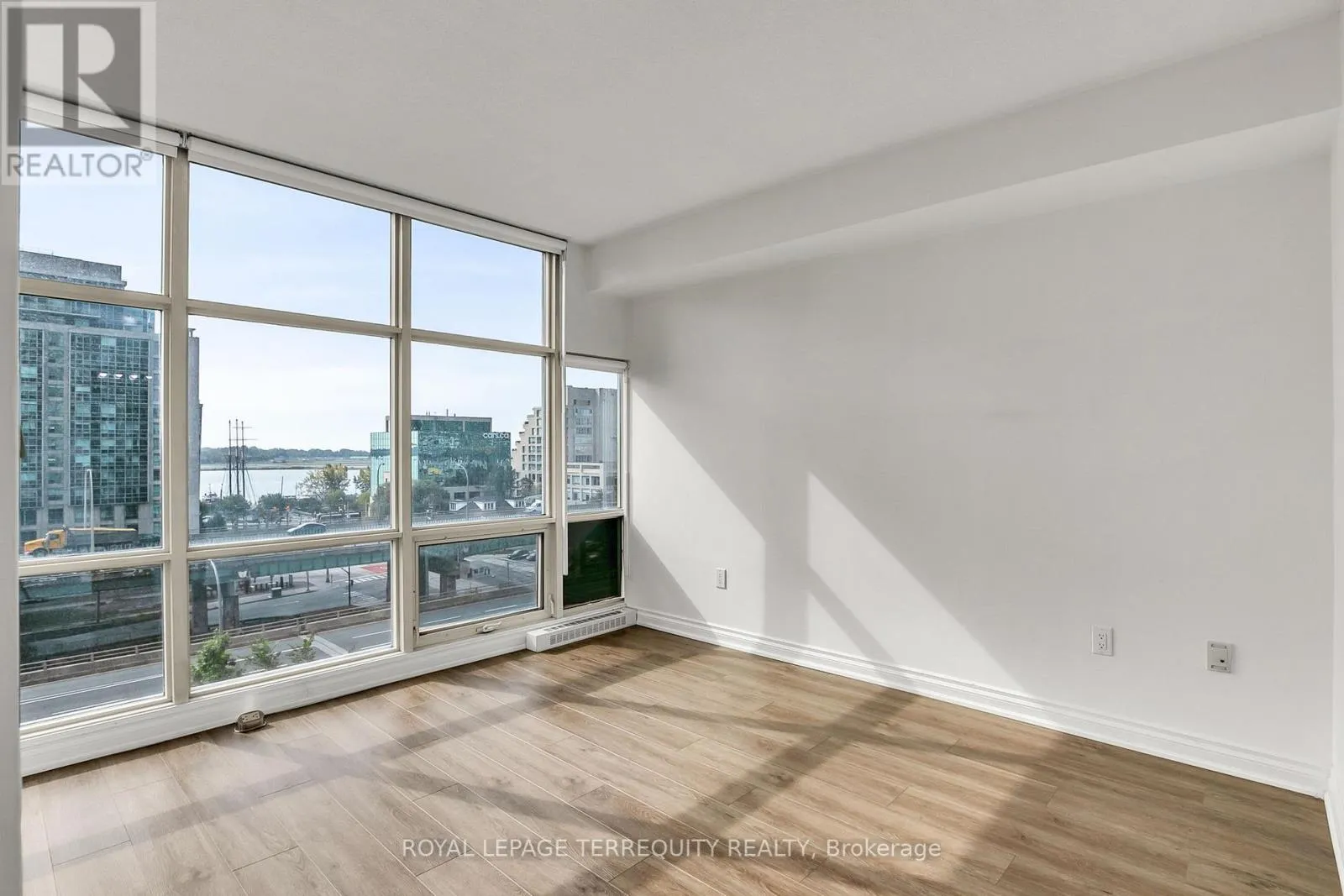 709 - 35 MARINER TERRACE