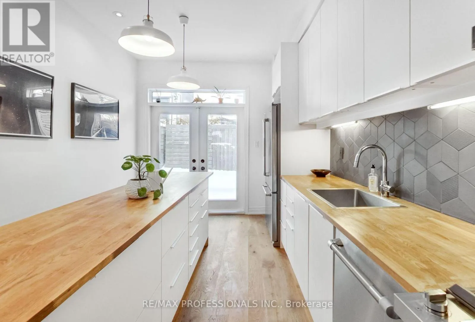 MAIN & LOWER - 141 CLAREMONT STREET E