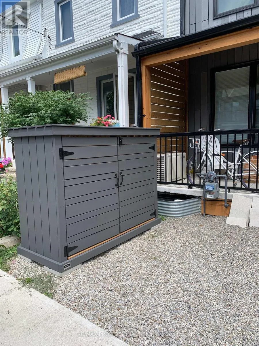 MAIN & LOWER - 141 CLAREMONT STREET E