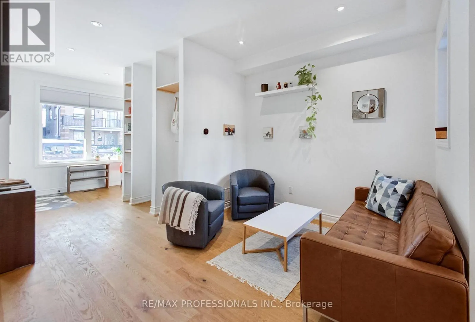 MAIN & LOWER - 141 CLAREMONT STREET E