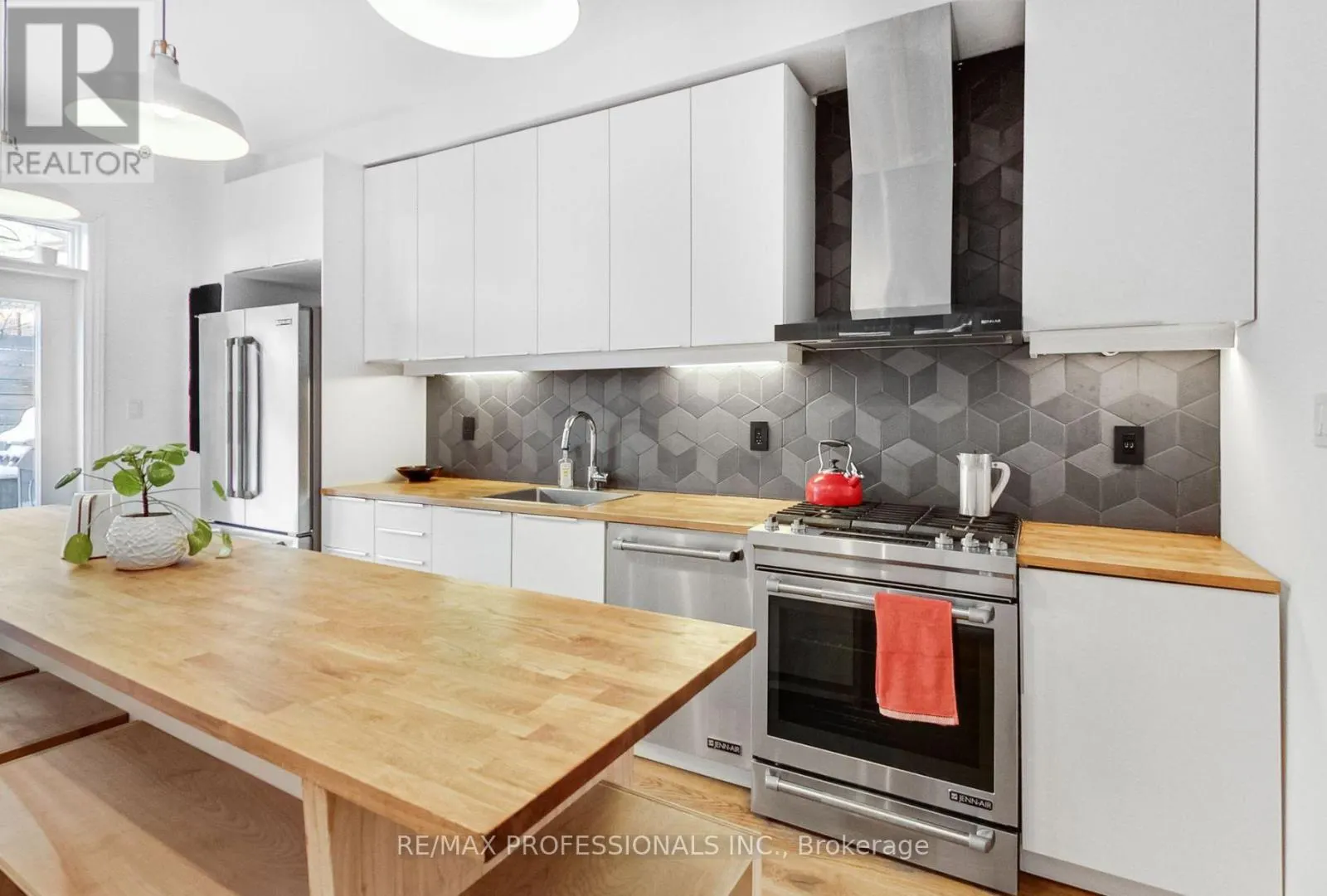MAIN & LOWER - 141 CLAREMONT STREET E