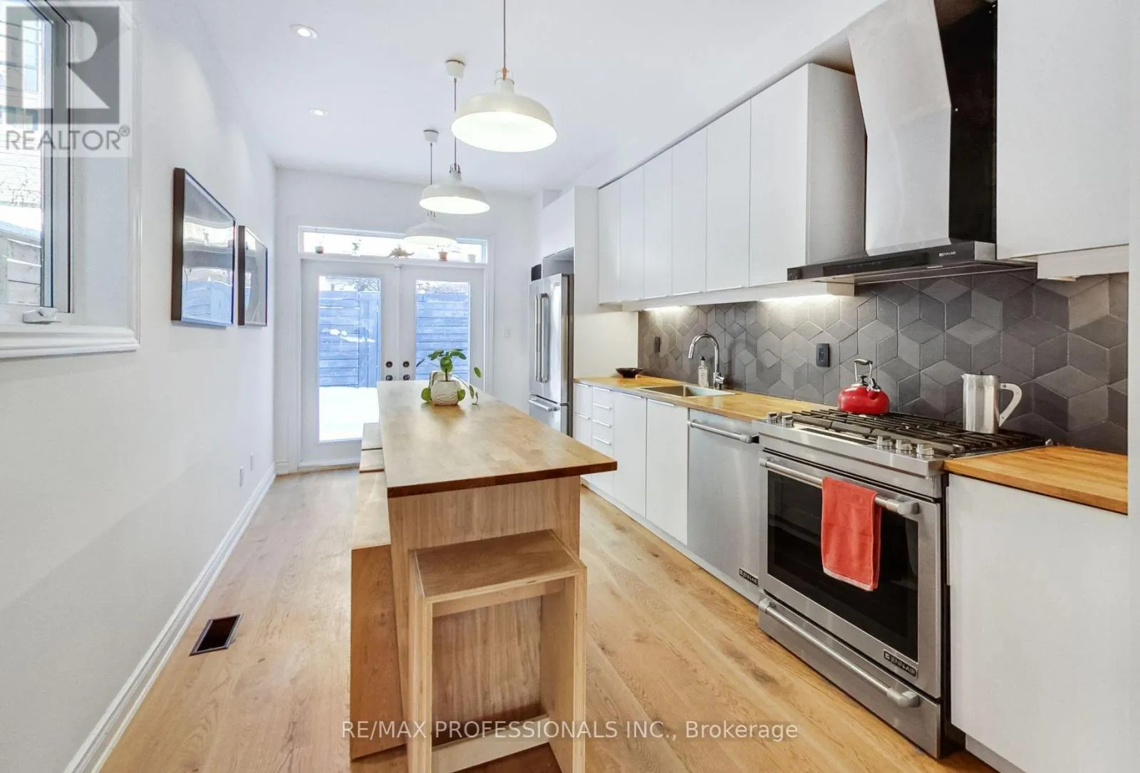 MAIN & LOWER - 141 CLAREMONT STREET E