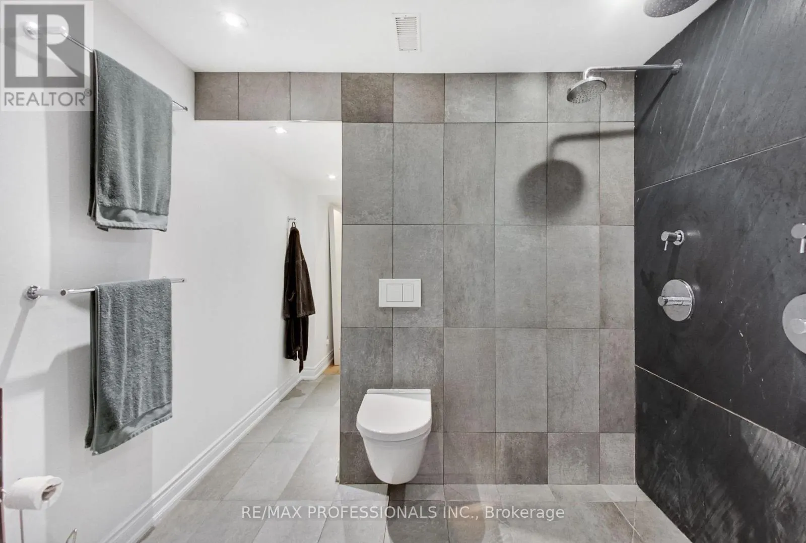 MAIN & LOWER - 141 CLAREMONT STREET E