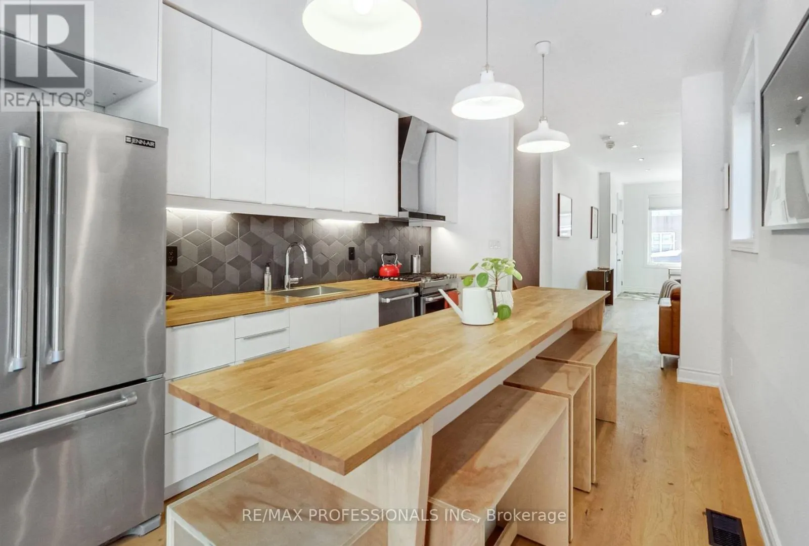 MAIN & LOWER - 141 CLAREMONT STREET E