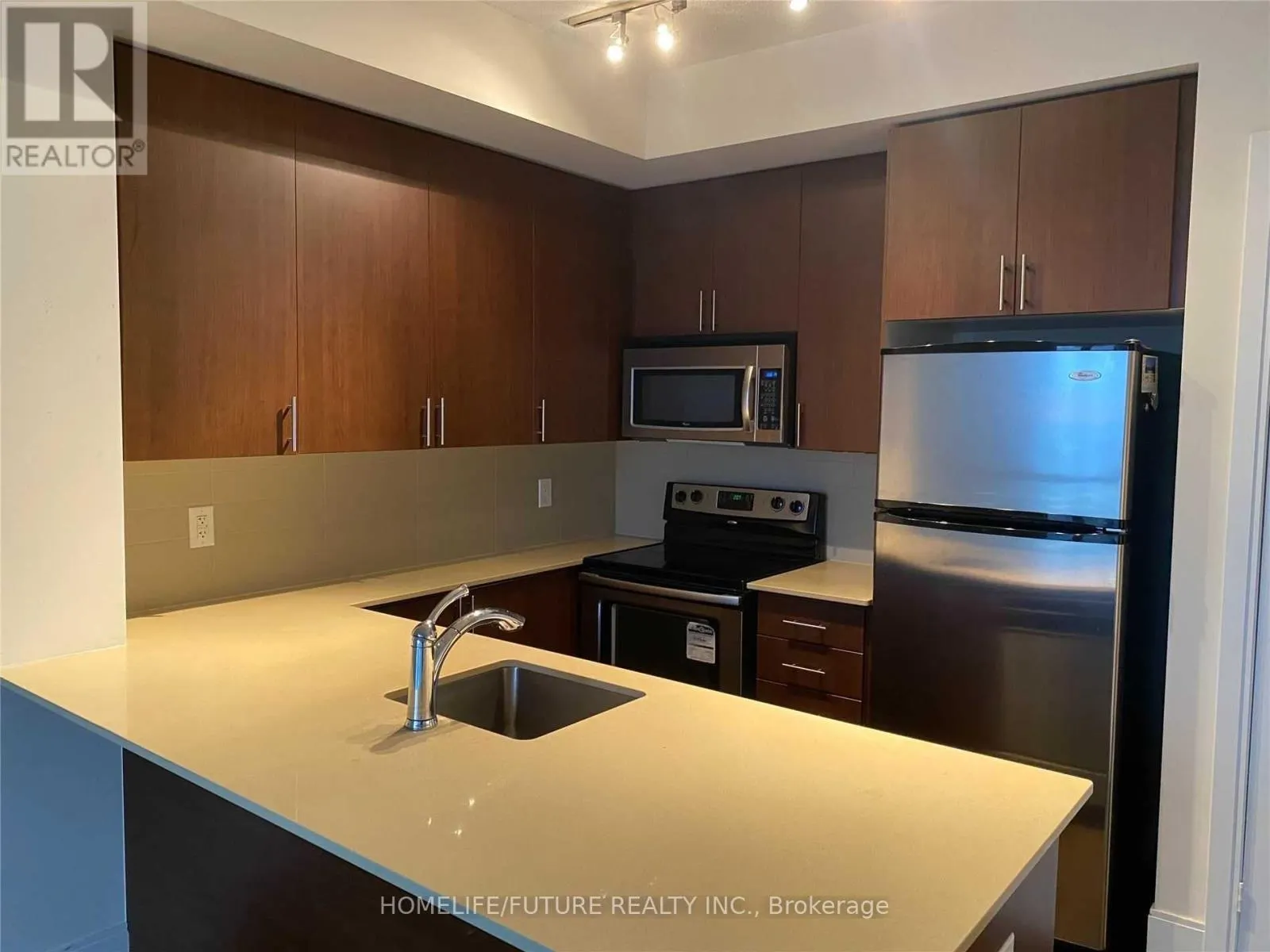 W #915 - 560 FRONT STREET