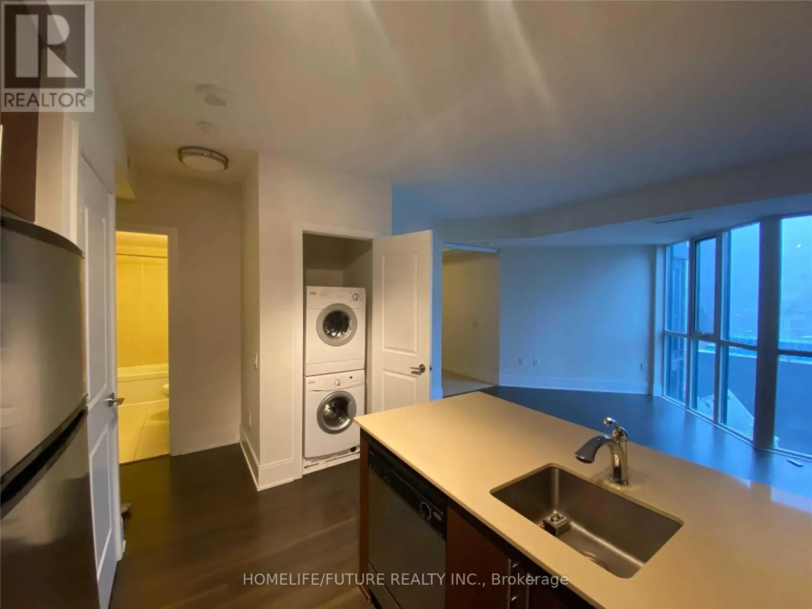 W #915 - 560 FRONT STREET