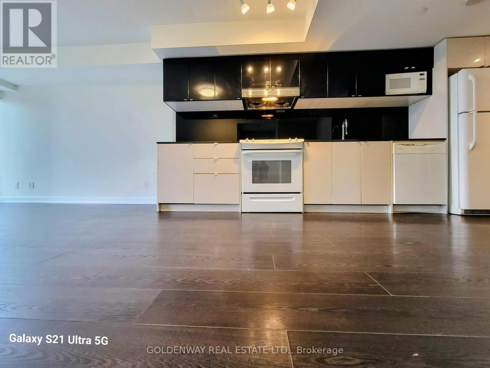 1211 - 72 ESTHER SHINER BOULEVARD