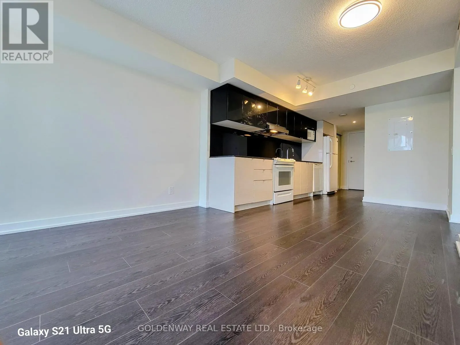 1211 - 72 ESTHER SHINER BOULEVARD