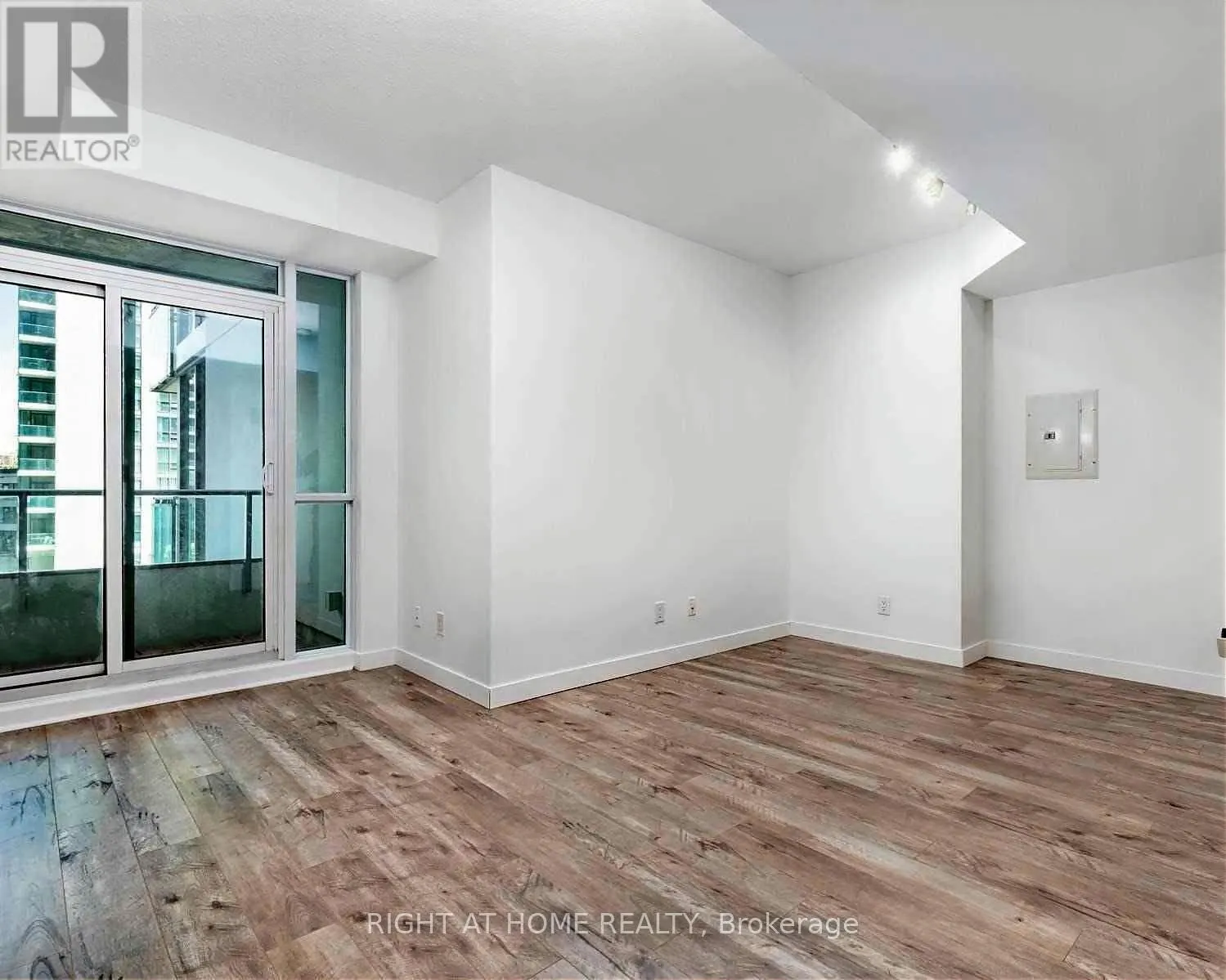 410 - 33 BAY STREET