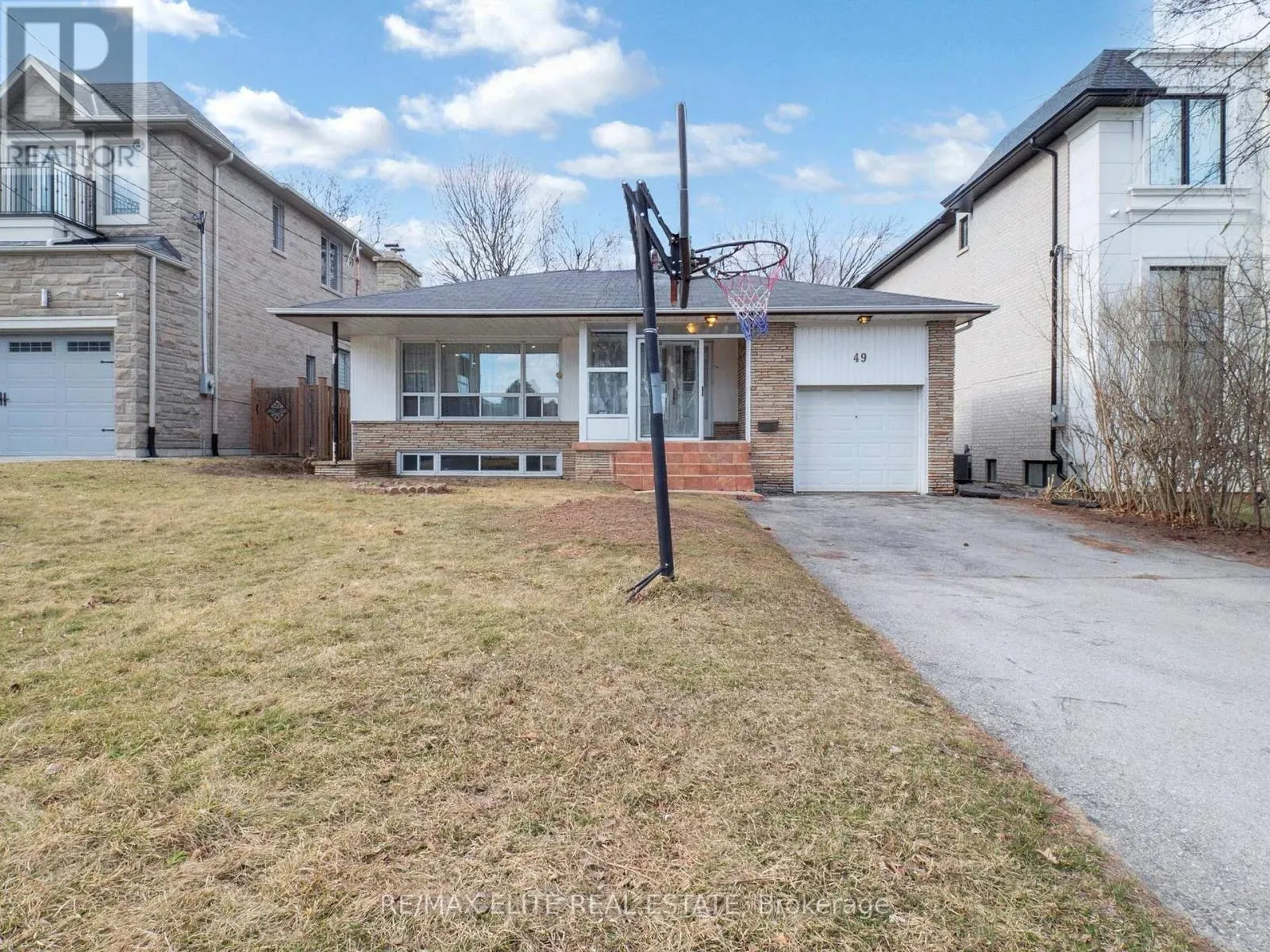 49 VIAMEDE CRESCENT